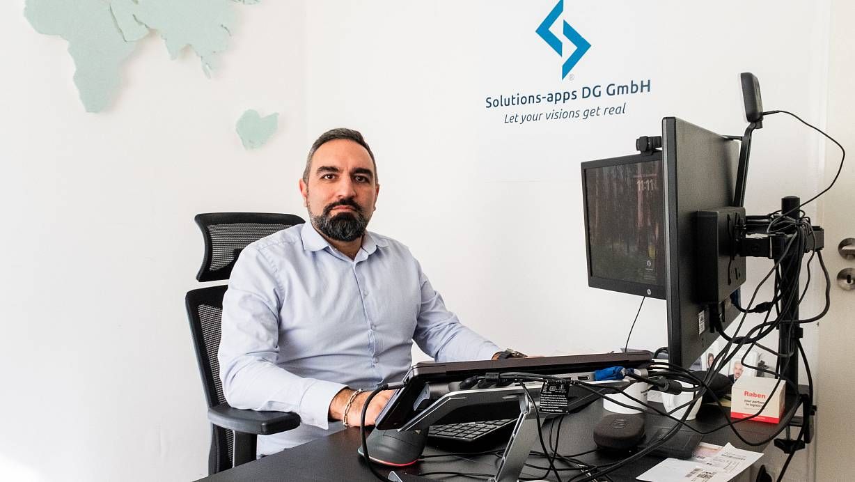 Hamed Rahimi Darehchi in the office of Solutions-apps DG GmbH